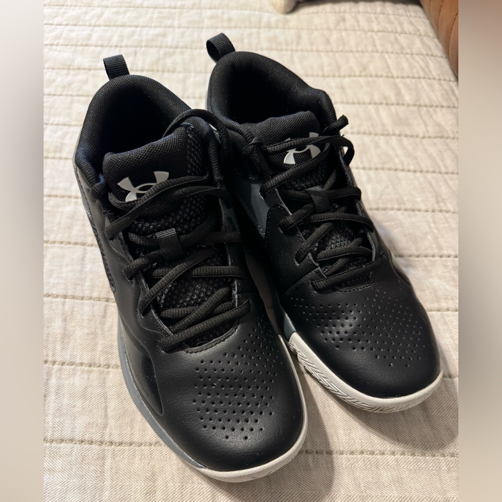Boys size 5Y Under Armour basketball shoes